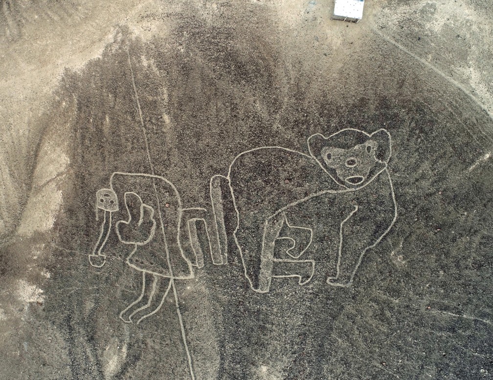 Fotografia aérea mostra figuras humanas feitas em Nazca, no Peru (Foto: Genry Bautista/DPA via AFP)