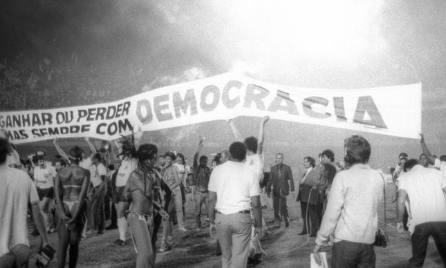 Faixa da Democracia Corintiana em final do Campeonato Paulista de 1983