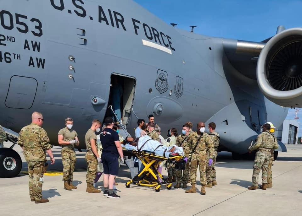 Mãe deu à luz em aeronave que levava moradores tentando escapar do Afeganistão (Foto: Reprodução/Twitter/Air Mobility Command)