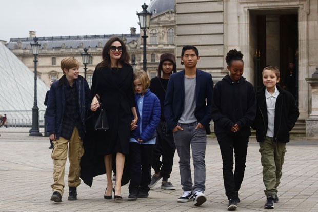 Angelina Jolie com Shiloh, Vivienne, Maddox, Pax, Zahara e Knox (Foto: The Grosby Group)