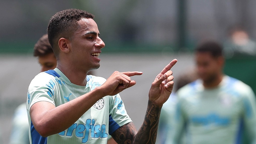 Giovani reaparece nos treinos do Palmeiras e pode recuperar espaço