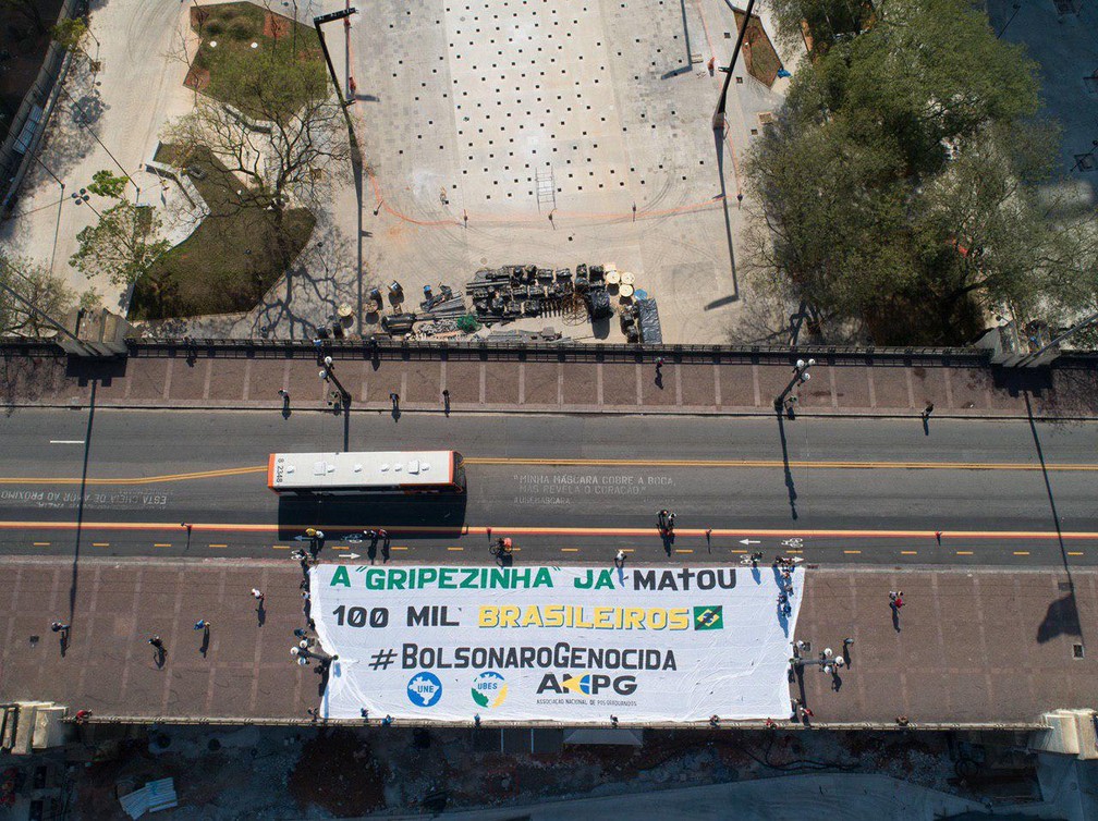 Viaduto do Ch&aacute; recebe faixa de protesto neste domingo (9) &mdash; Foto: Felipe Sued/Divulga&ccedil;&atilde;o 