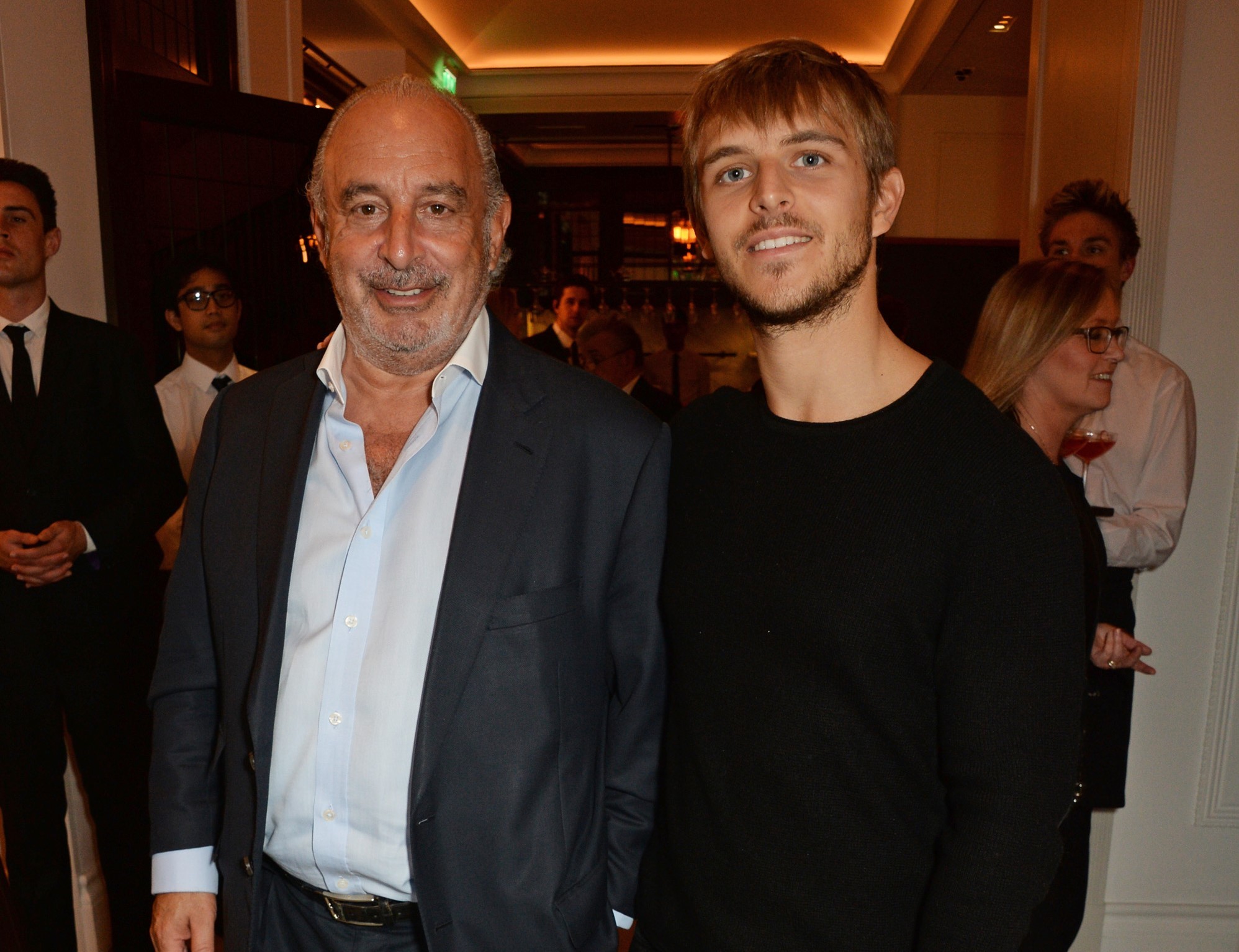 LONDON, EnglandD - APRIL 18:  Sir Philip Green (L) and Brandon Green attend an event hosted by Naomi Campbell, Burberry and TASCHEN to celebrate the launch of 'Naomi' at Burberry's at Thomas's on April 18, 2016 in London, England  (Photo by David M. Benet (Foto: Getty Images)