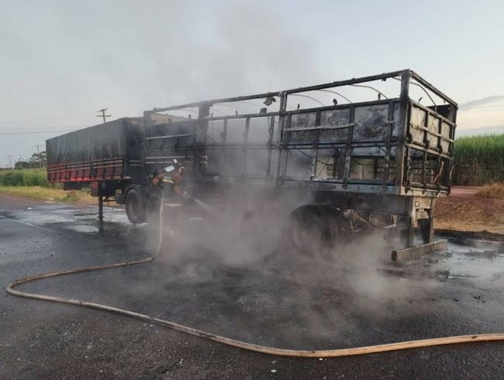 Fogo foi controlado pelo Corpo de Bombeiros. — Foto: José Almir Portela / Nova News