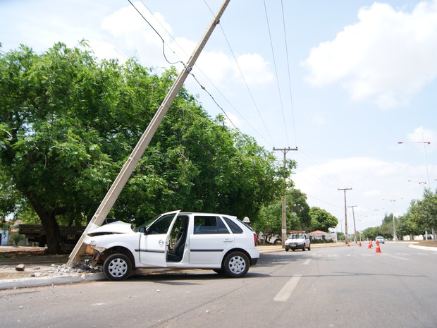 Poste quebrou e carro ficou com a frente destruída (Foto: Paparazzo Caminhões/Divulgação)
