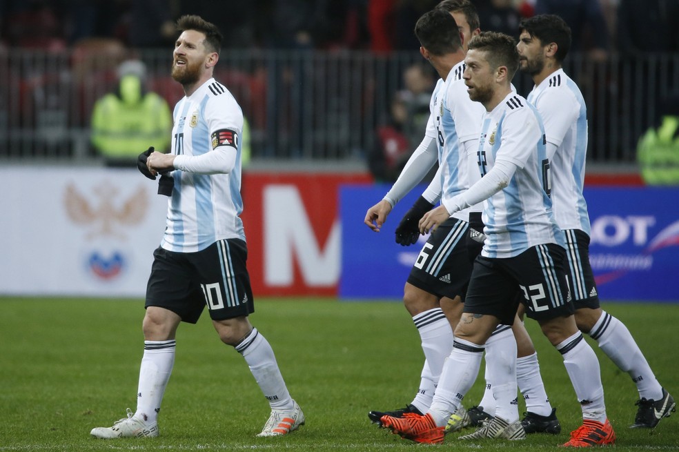 Messi sai de campo seguido por seus companheiros de seleção argentina (Foto: EFE/EPA/SERGEI CHIRIKOV)