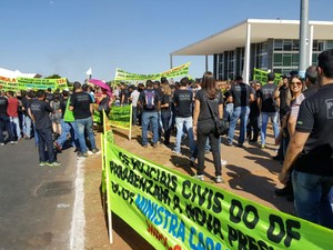 Policiais civis do Distrito Federal se manifestaram em frente ao Superior Tribunal de Justiça, na Praça dos Três Poderes (Foto: Sinpol-DF/Divulgação)