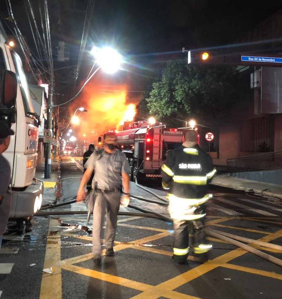 Área de incêndio foi isolada por equipes em Rio Preto — Foto: Gridânia Brait/TV TEM
