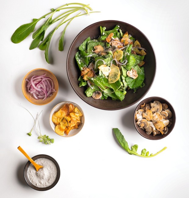 Salada de rúcula, batata assada, cebola roxa, cogumelo e semente de girassol. Bowls do Atelier Muriqui Cerâmica (Foto: Iara Venanzi / Editora Globo)