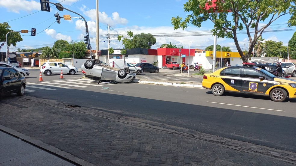 Motoristas ajudaram a retirar idosa de dentro do carro capotado em Teresina — Foto: Edigar Neto/TV Clube