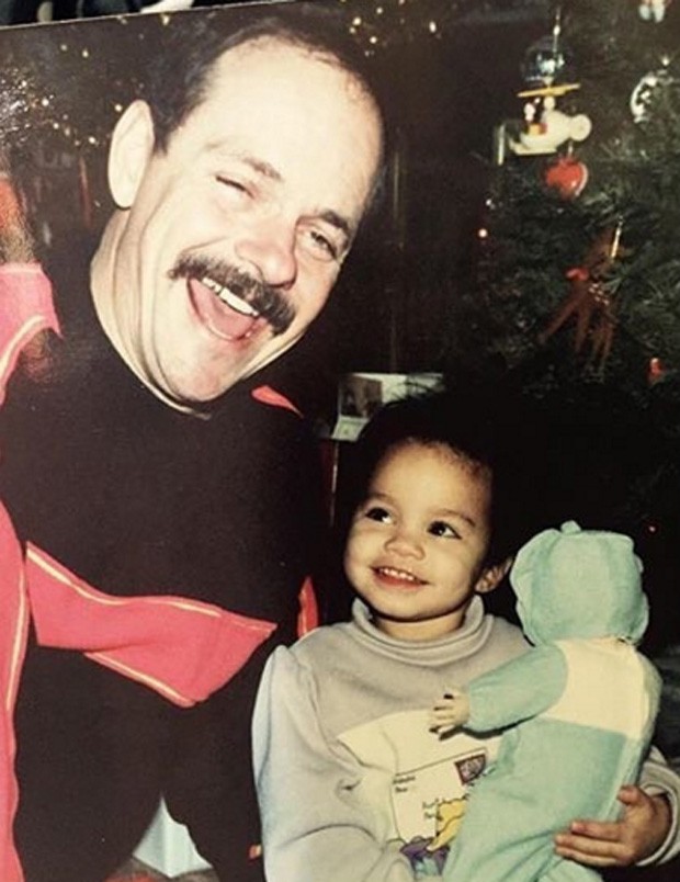 Vanessa Hudgens com o pai, Greg Hudgens, em foto de infância (Foto: Reprodução/Instagram)
