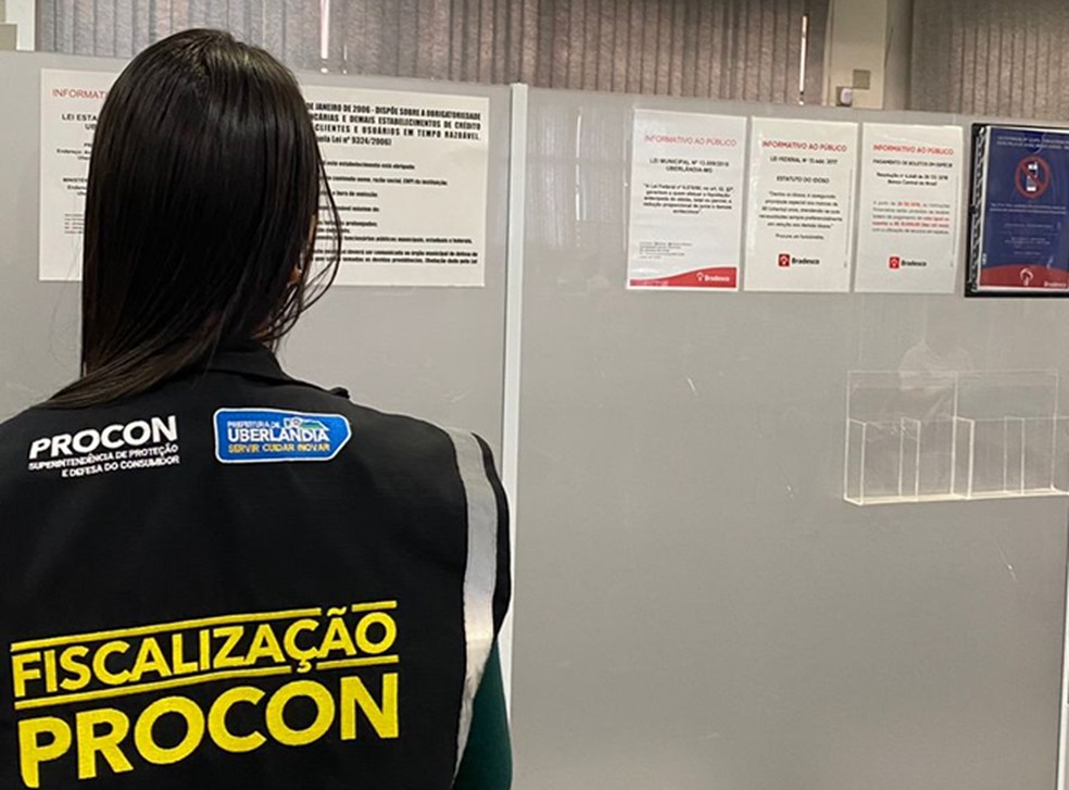 Procon visita instituição bancária em Uberlândia — Foto: Secretaria de Governo e Comunicação/PMU/Divulgação  