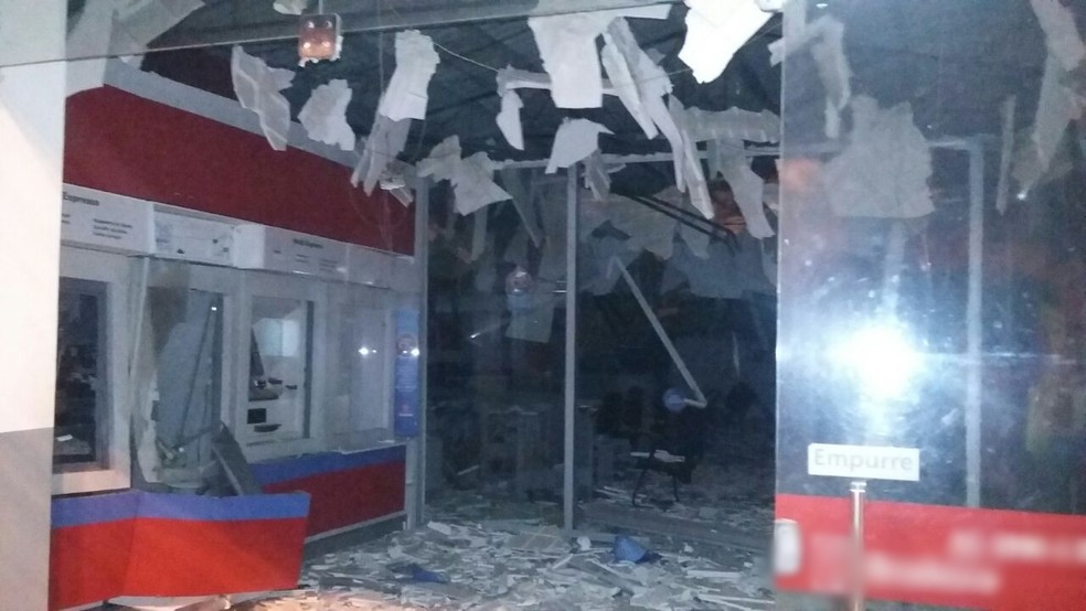 Explosão atingiu o cofre e um caixa eletrônico, e ainda danificou parte do teto da agência (Foto: Reprodução/Whatsapp TV Globo)