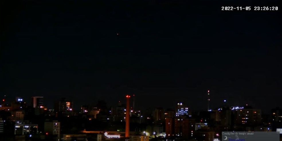Imagem de uma das luzes na parte de cima, quase ao centro. — Foto: Canal Câmera Pôr do Sol Guaíba/Divulgação