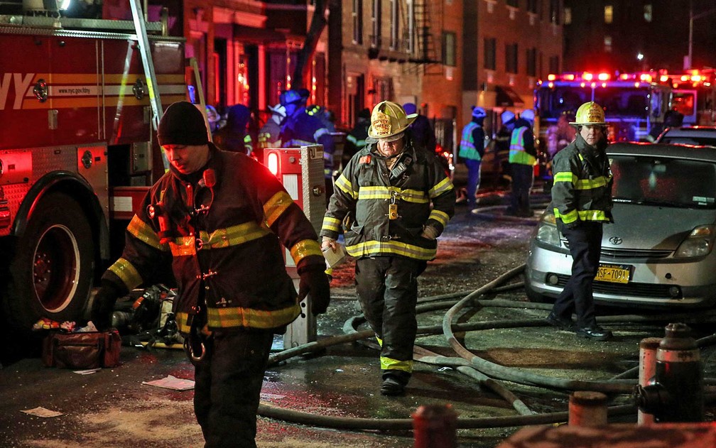 Bombeiros trabalham na região de incêndio em prédio no Bronx, em Nova York (Foto: Amr Alfiky / Reuters)