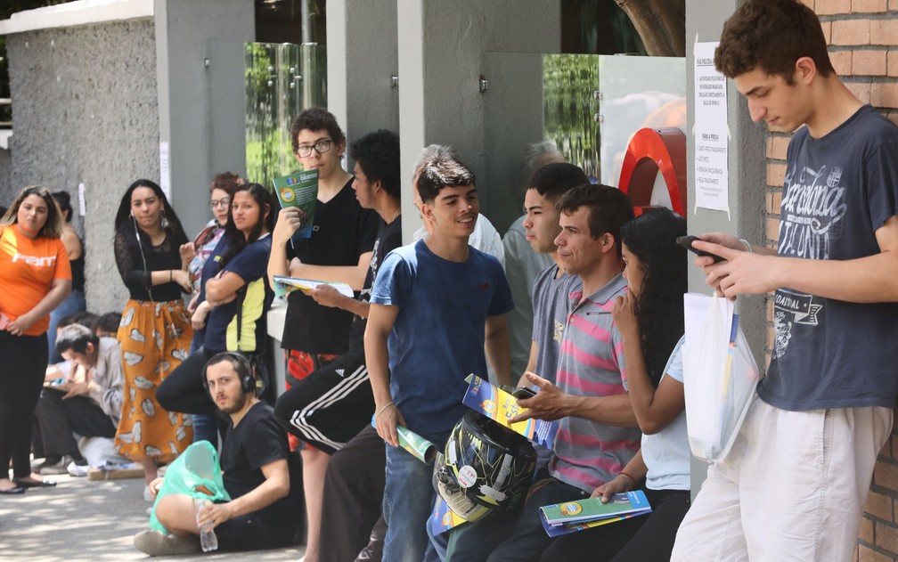 Candidatos do Enem 2019 aguardam em frente à universidade Mackenzie, um dos locais de prova em São Paulo, antes do primeiro dia do exame — Foto: Celso Tavares/G1
