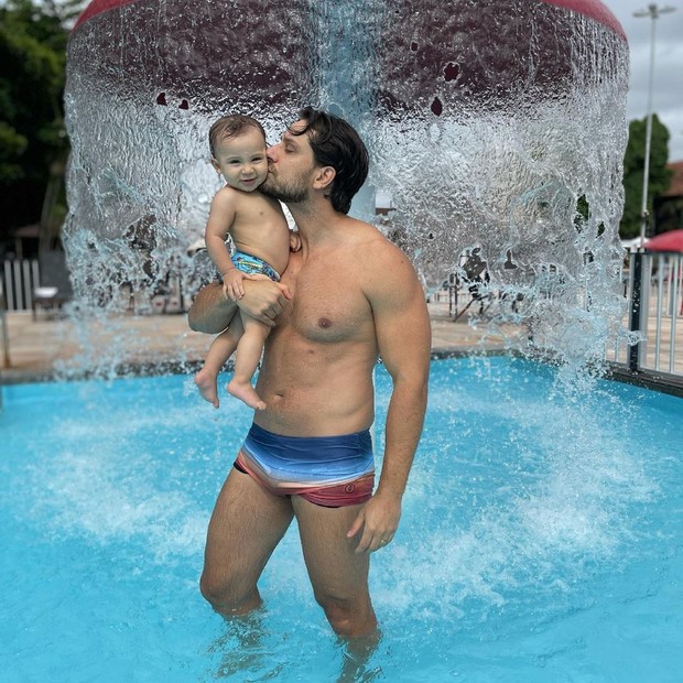 Eliéser Ambrosio e o filho, Bento, em parque aquático (Foto: Reprodução/Instagram)