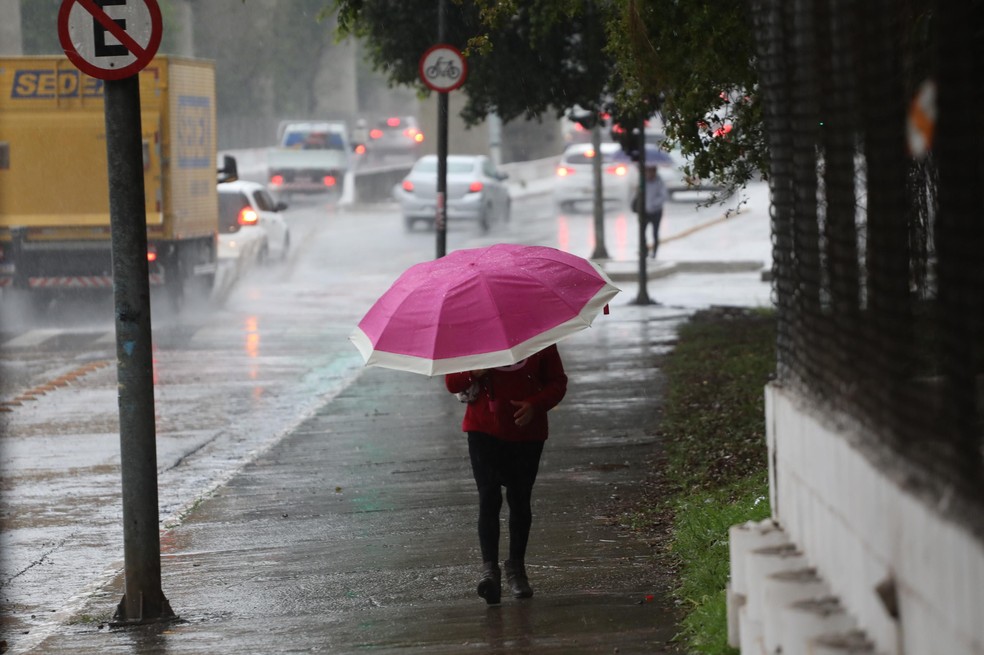 Movimentação de pedestres na cidade de São Paulo, SP, nesta segunda feira, 26, a cidade enfrenta chuva e frio. — Foto: RENATO S. CERQUEIRA/FUTURA PRESS/ESTADÃO CONTEÚDO