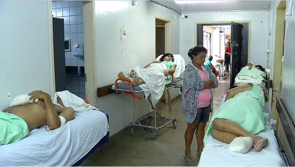 Corredores do Hospital Walfredo Gurgel, maior do RN, seguem lotados de pacientes (Foto: Reprodução/Inter TV Cabugi)