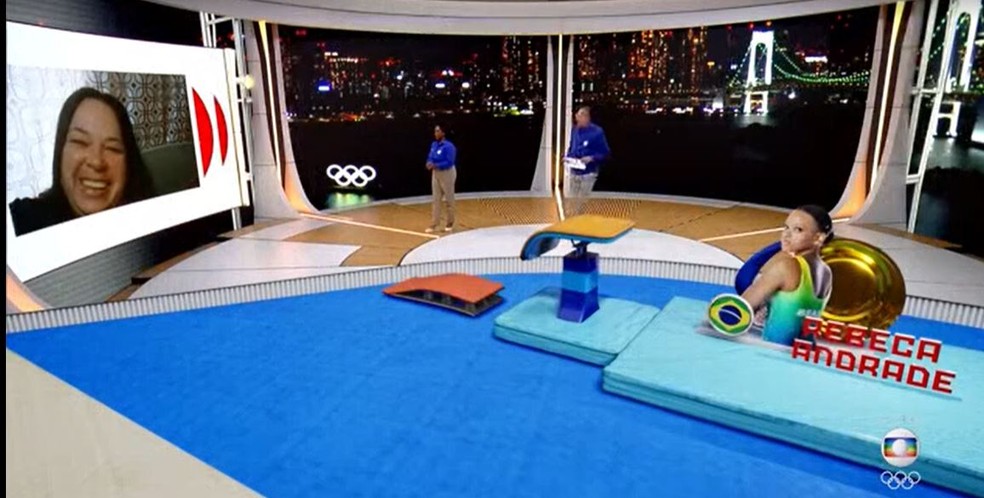 Dona Rosa conversa com Galvão Bueno e Daiane dos Santos após Rebeca Andrade ganhar ouro no salto nas Olimpíadas de Tóquio — Foto: Reprodução/TV Globo