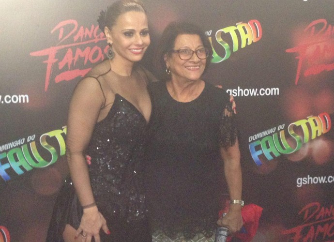 Viviane Araújo com a mãe, dona Neusa (Foto: Fernanda Frozza / Gshow)