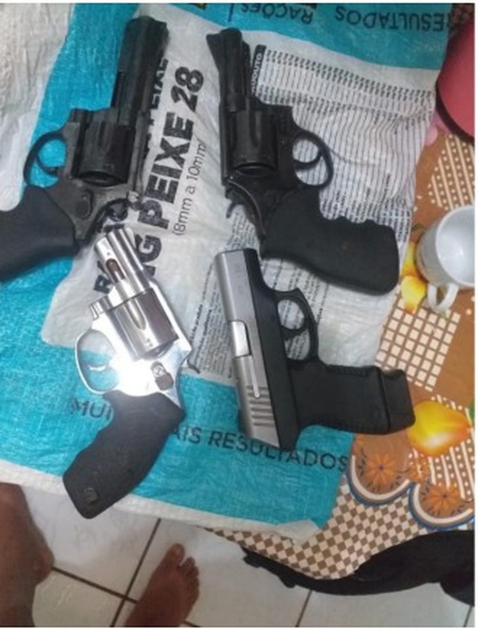 Armas que o suspeito negociava com os grimpeiros pelo celular — Foto: PF/Divulgação