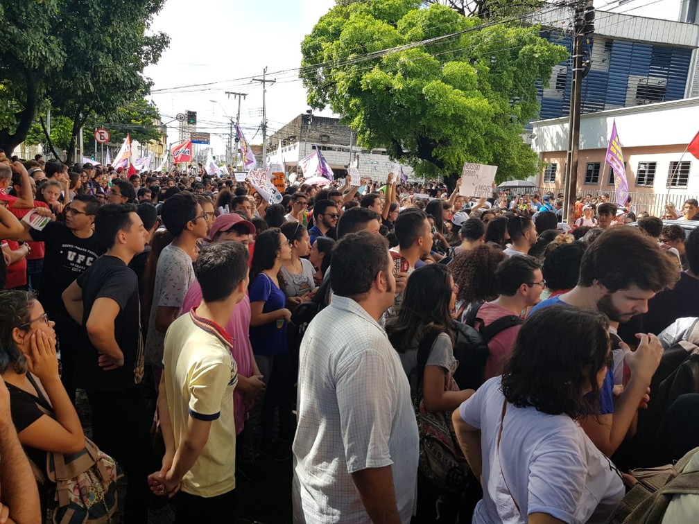 Estudantes, professores e servidores fazem manifestação no Centro de Fortaleza — Foto: Natinho Rodrigues/SVM