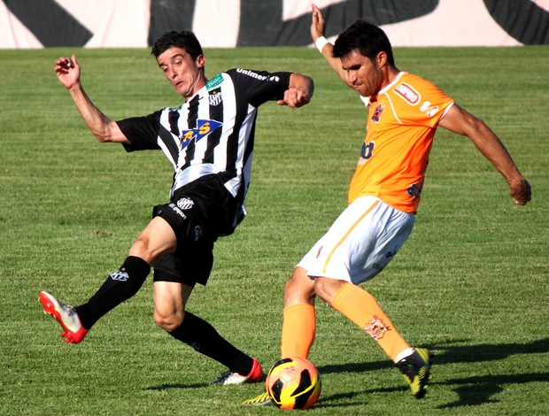 Márcio Guerreiro tentou mas não marcou o dele diante do Tupi, no Estádio Laranjão (Foto: Divulgação/NIFC)
