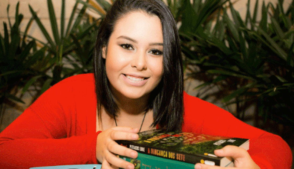 A jovem escritora Ana Beatriz Brandão, de 18 anos, é uma das atrações da Feira do Livro de Brasília (Foto: Divulgação)