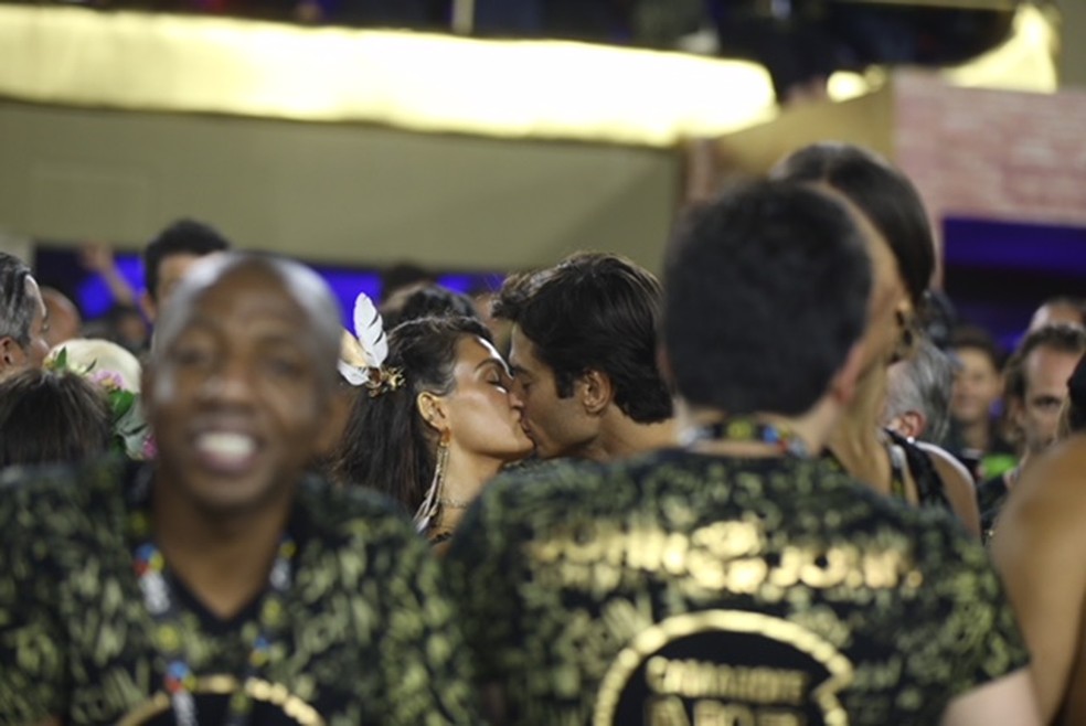 Isis Valverde beija o modelo André Resende na Sapucaí (Foto: André Freitas/AgNews)