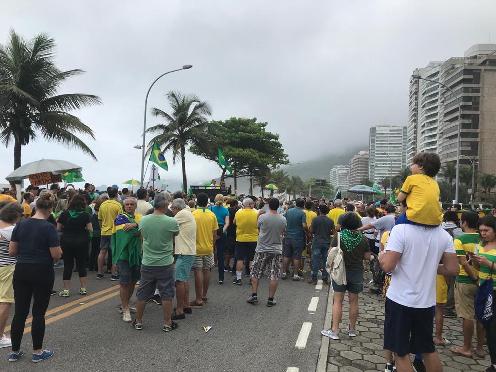 Manifestação em São Conrado, no Rio de Janeiro, neste sábado (9). — Foto: Alba Valéria/G1