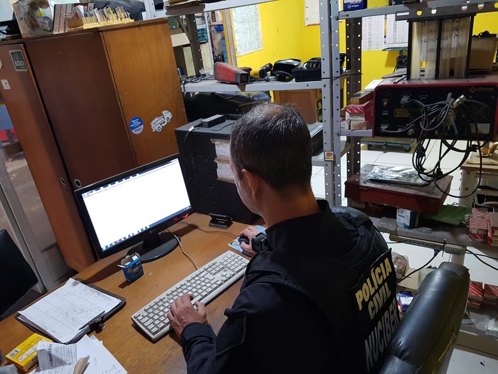 Polícia Civil prendeu, em Curitiba, mecânico suspeito de armazenar e compartilhar pornografia infantil — Foto: Polícia Civil/Divulgação