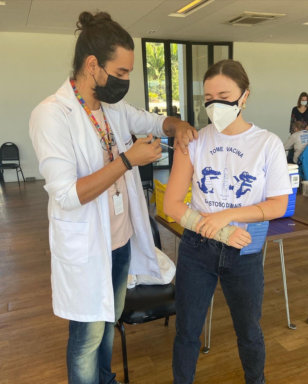Alice Wegmann recebe vacina contra a Covid-19 (Foto: Reprodução / Instagram)