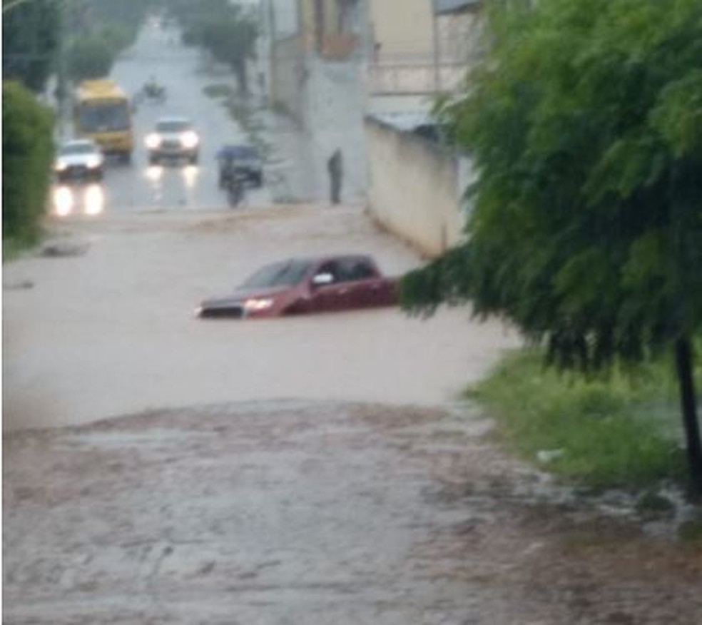 Veículo tem pneus cobertos pela água em rua alagada durante chuva em Juazeiro do Norte. — Foto: Davi Costa/ Arquivo pessoal