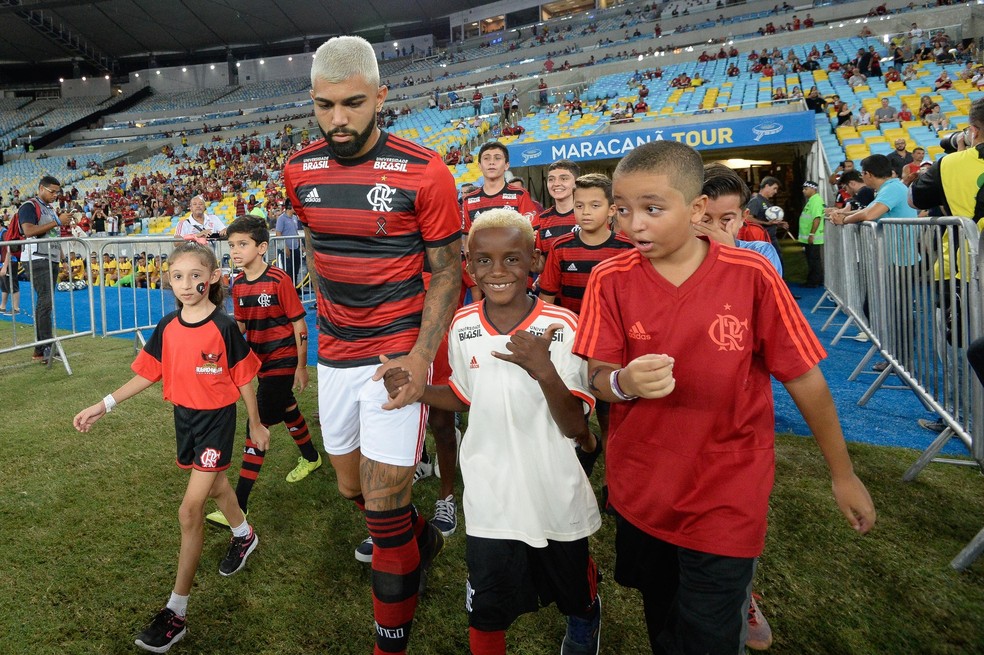 Gabriel entra em campo com Nego Ney no Maracan&atilde; &mdash; Foto: Alexandre Vidal / Flamengo