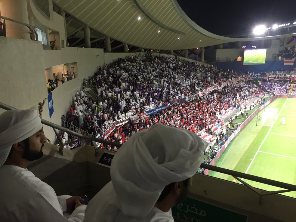 Torcida do Al Ain na parte de cima: locais, muitos vestidos de kandura, roupa tradicional local, calaram muitas vezes os argentinos  — Foto: Lucas Loos