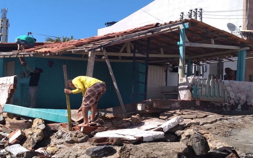 Moradores temem perder toda a casa — Foto: Everton dos Santos