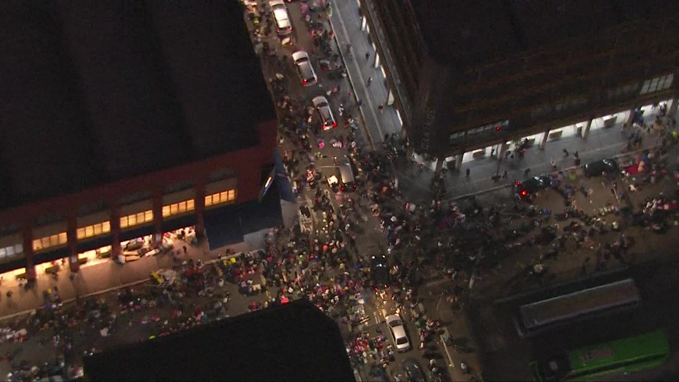 Ruas do Brás têm aglomeração, filas e congestionamento  — Foto: Reprodução/TV Globo