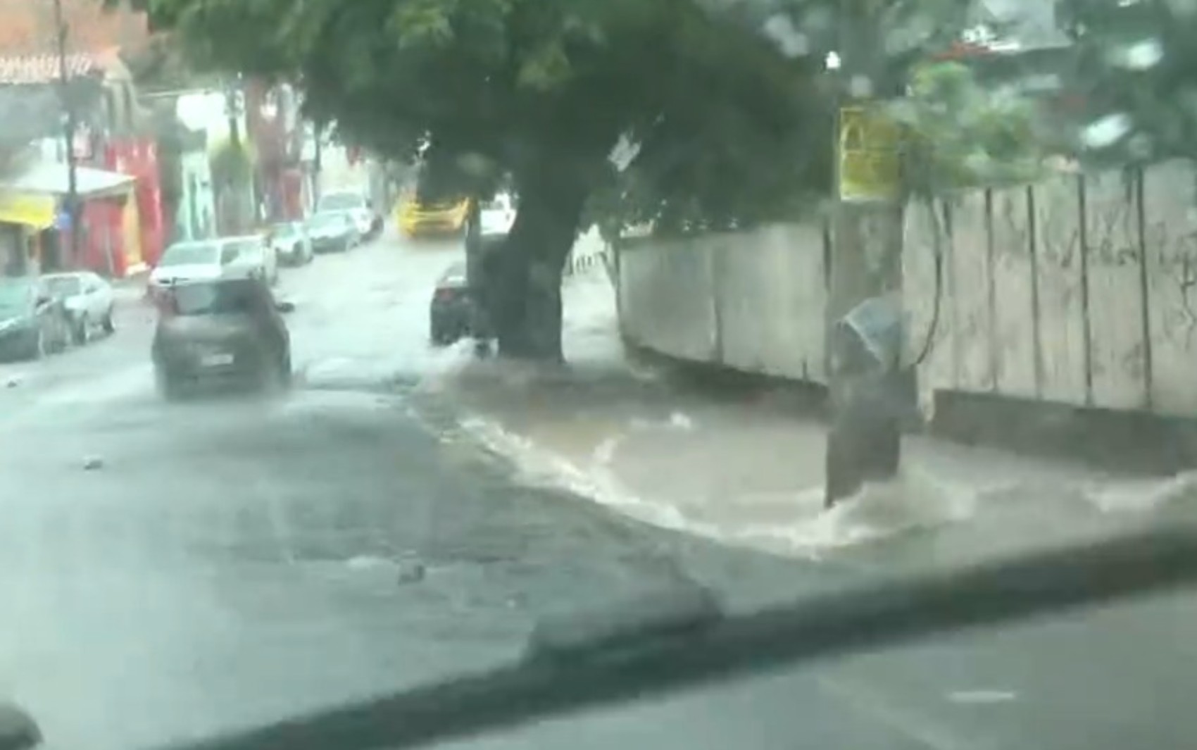 Chuva causa alagamentos em ruas de Salvador; FOTOS