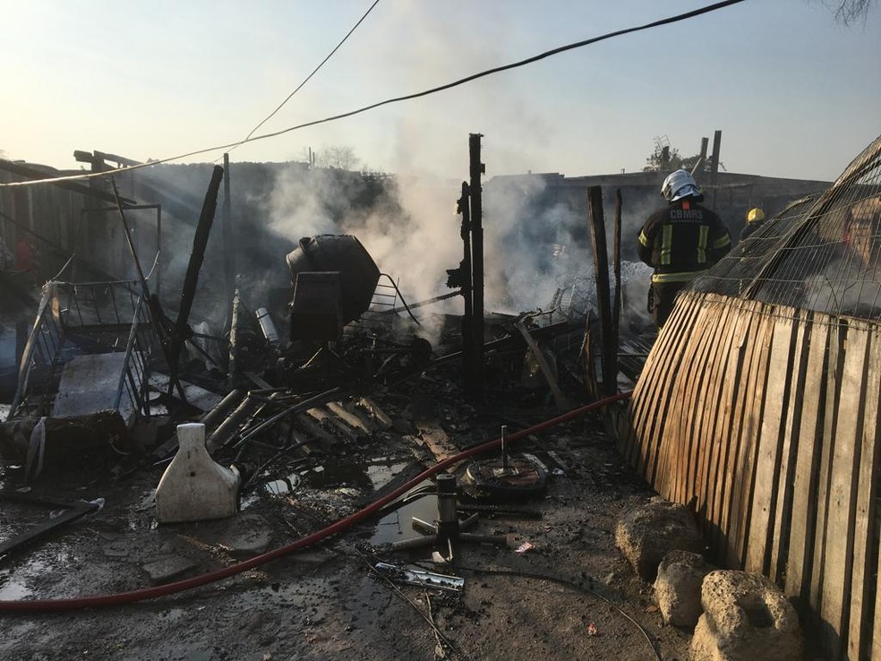 Fogo atingiu quatro residências, estima bombeiros — Foto: Josmar Leite/RBS TV