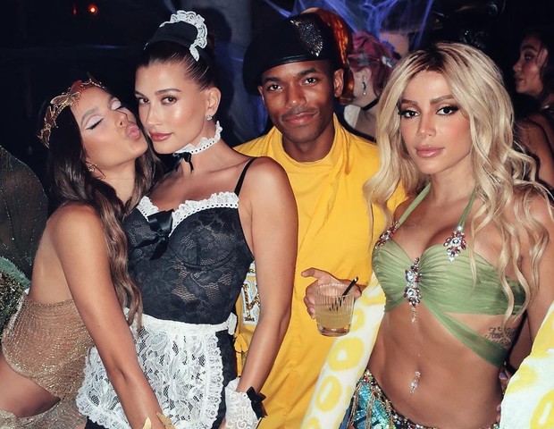 Anitta posa com Hailey Bieber em festa de Halloween (Foto: Reprodução/Instagram)
