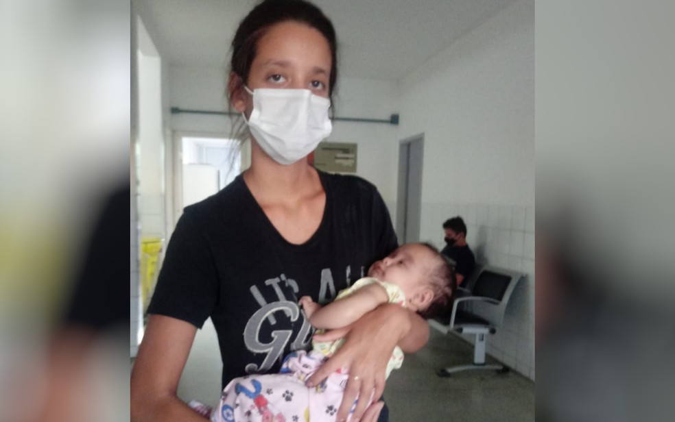 Bebê está internada no colo da mãe no corredor do cais de Campinas, em Goiânia  — Foto: Arquivo pessoal/Vânia de Oliveira 