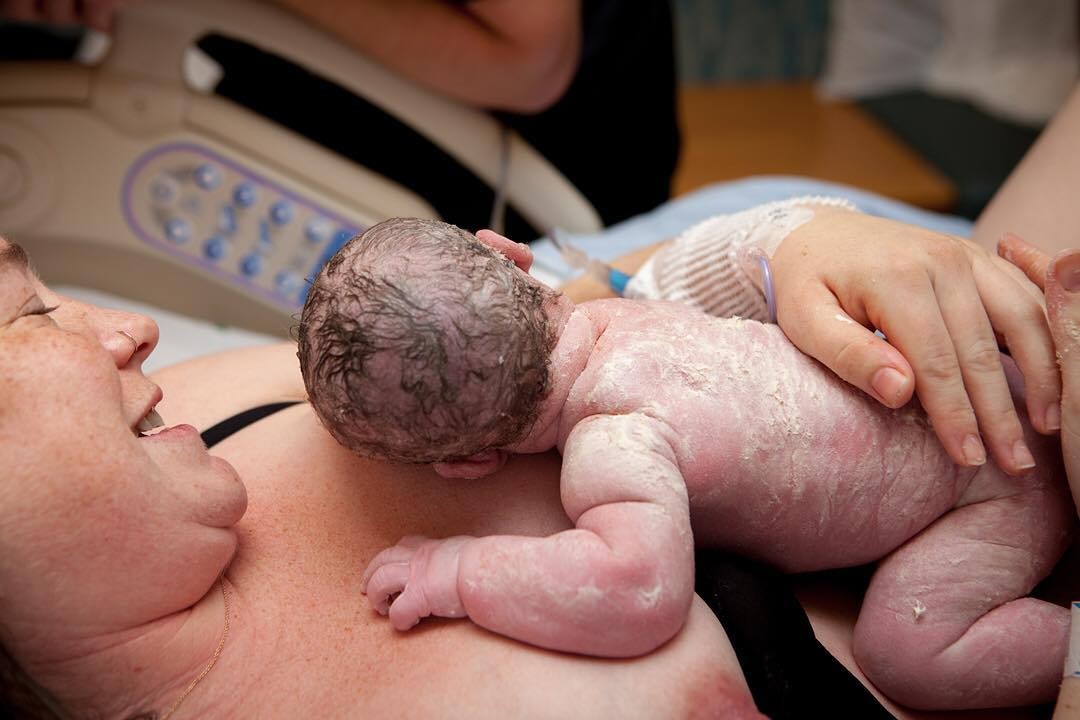 Mãe segurando recém-nascido coberto por vérnix (Foto: Hardie Photography/Instagram)