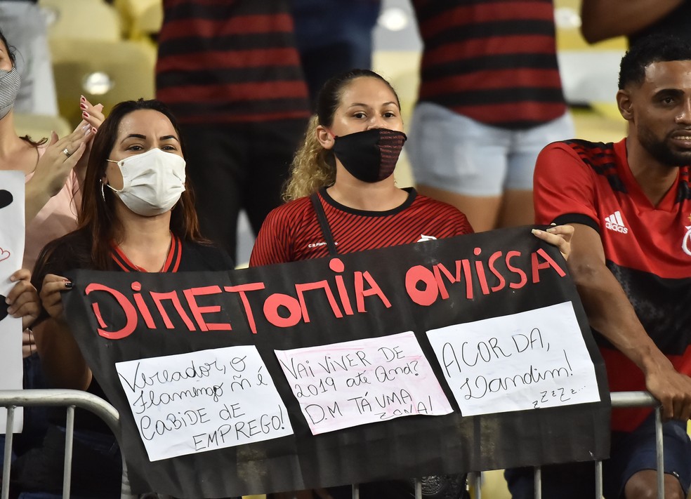 Torcedores atacam diretoria após o vice na Libertadores — Foto: André Durão