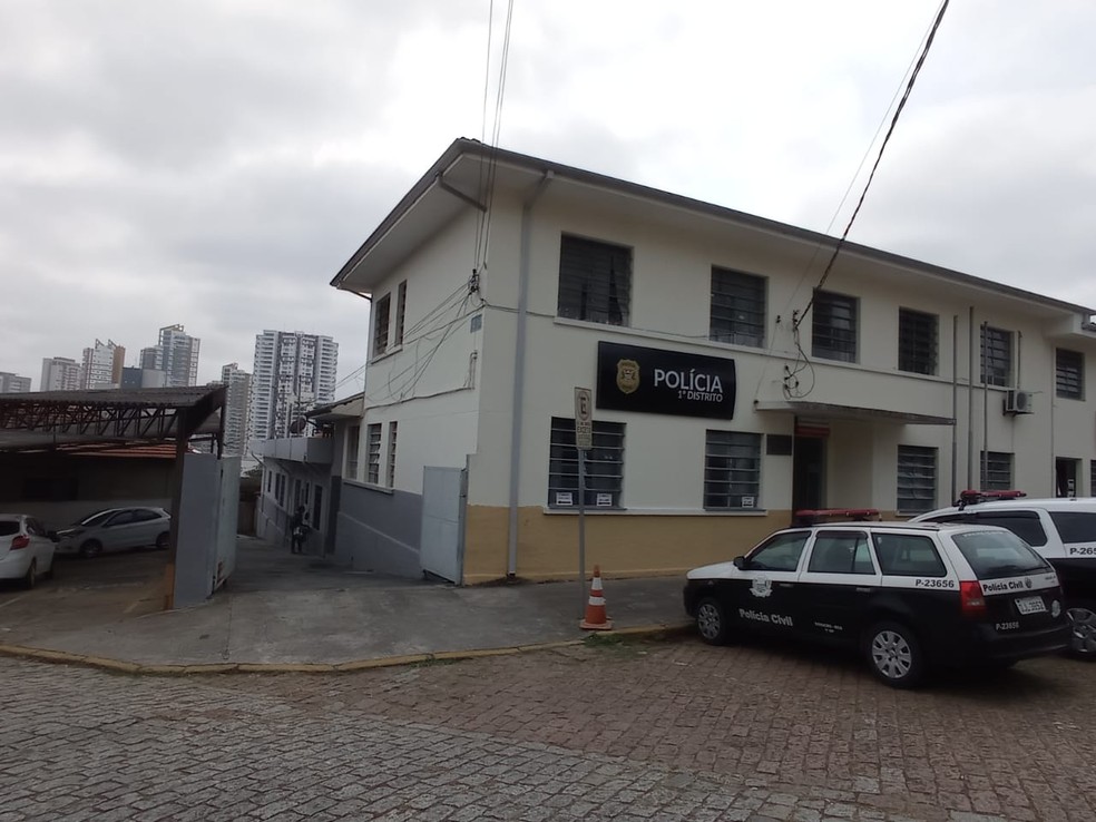 Vereadores estavam na cadeia de Mogi das Cruzes, ao lado do 1º Distrito Policial — Foto: Carol Paes/TV Diário