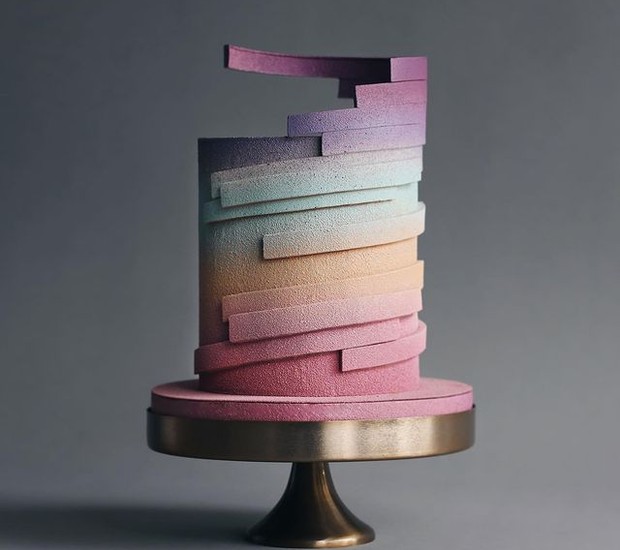 O bolo decorado Tortik Annushka é feito com uma técnica de chocolate (Foto: Reprodução / Instagram)