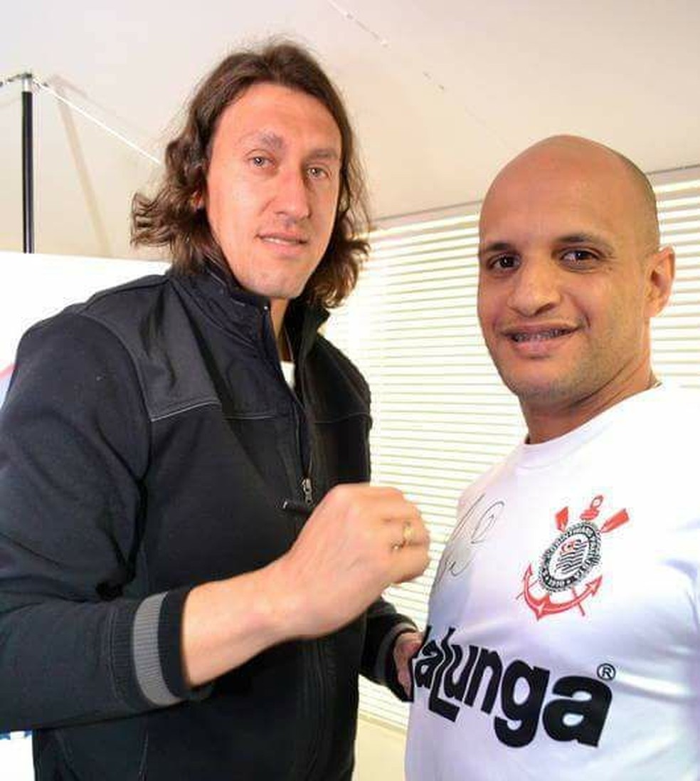 Bombeiro de MS ao lado do goleiro do Corinthians, CÃ¡ssio â Foto: Redes sociais/ReproduÃ§Ã£o