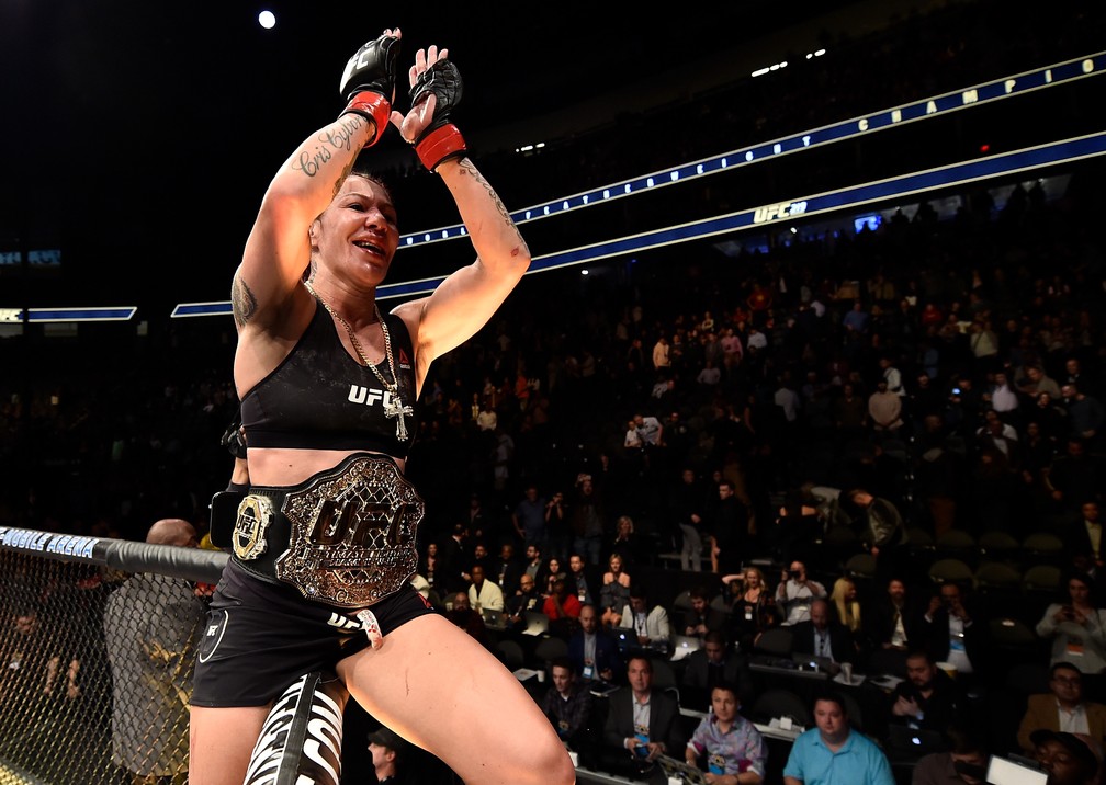 Cris Cyborg manteve o cinturão do peso-pena feminino ao bater Holly Holm no UFC 219 (Foto: Getty Images)