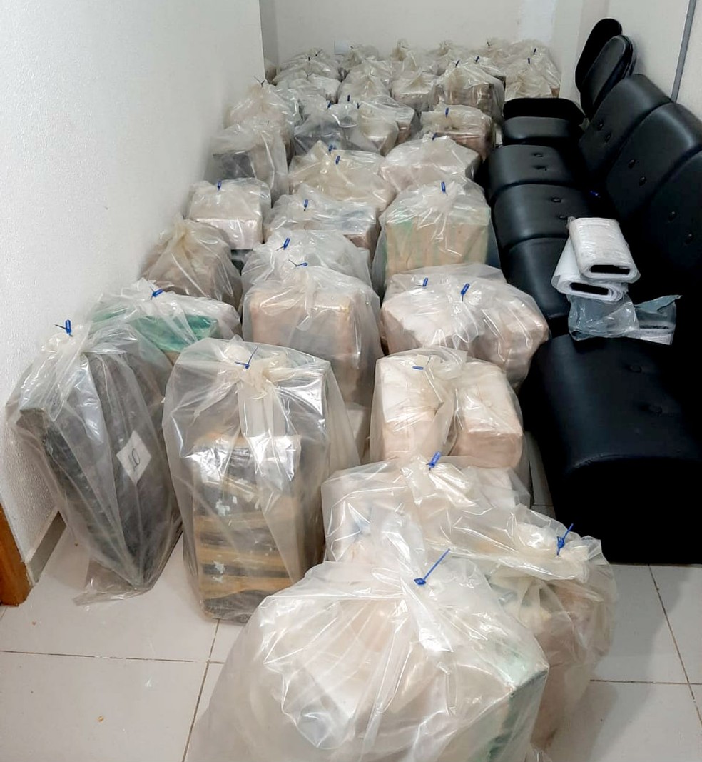 Droga ocupou vários cômodos da CPJ de Ourinhos, para onde foi levada para ser contabilizada e pesada — Foto: Adolfo Lima/TV TEM