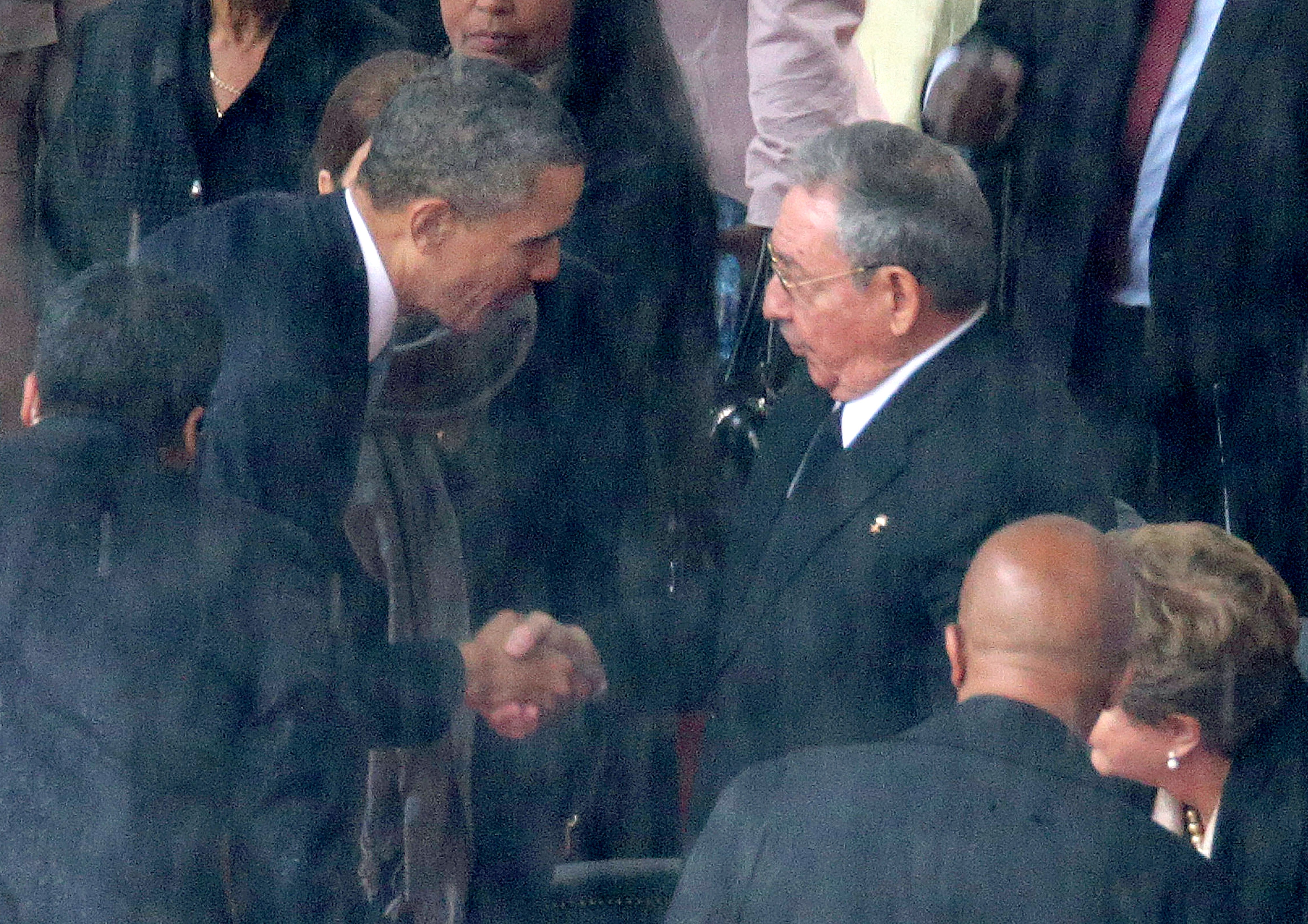 Obama aperta simbolicamente a mão de Raúl Castro no funeral de Nelson Mandela (Foto: Getty Images)